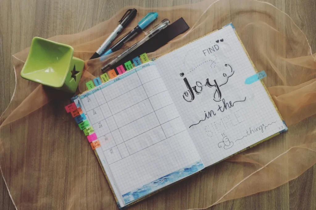 Jurnal dan kalender di meja untuk mencatat suasana hati dari hari ke hari