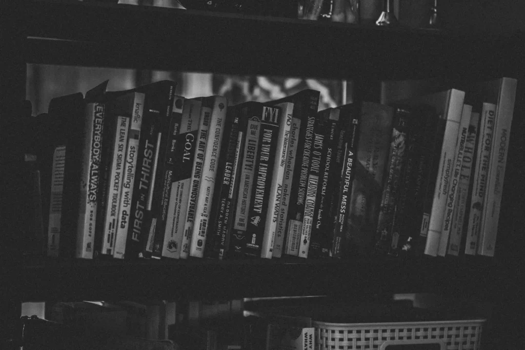 Rak buku dengan tumpukan bacaan yang belum sempat dibuka
