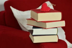 Buku Menumpuk Tapi Tak Selesai Dibaca? Kenali Book Hoarding dan Cara Menguranginya