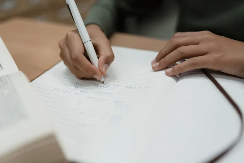Pembaca menutup buku sejenak untuk mengingat gagasan yang baru dibaca