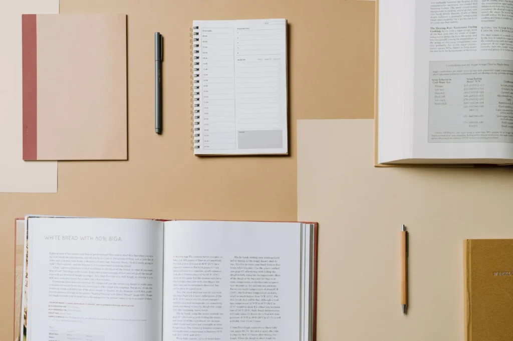 Buku dan buku catatan untuk merangkum gagasan serta tindakan penting