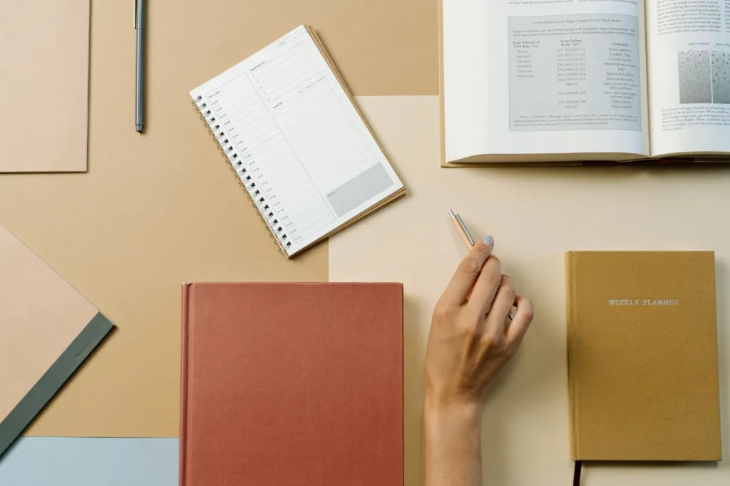 Planner mingguan dan buku untuk menyusun jadwal membaca yang fleksibel