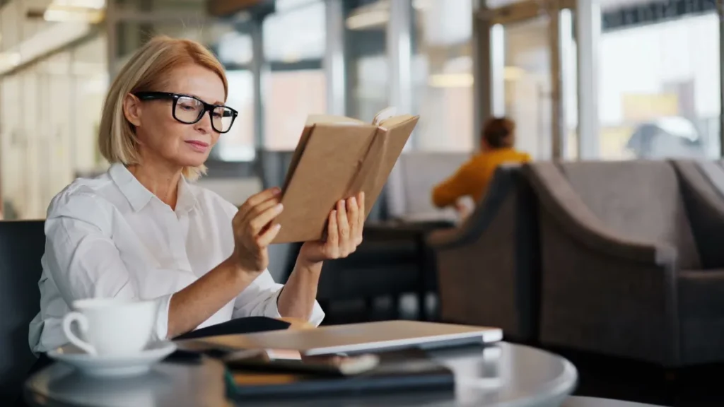 Pekerja membaca buku saat jeda makan siang di kantor
