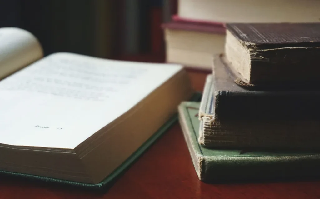 Buku terbuka di meja kecil dengan suasana tenang untuk membaca