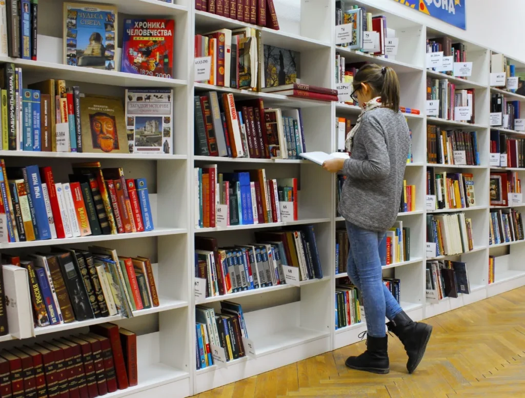 Tumpukan buku pilihan untuk belajar dan membaca sesuai kebutuhan
