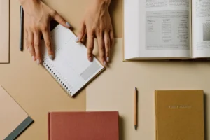 Target 12 Buku Setahun: Sistem Baca yang Tetap Jalan Saat Kerja Lagi Sibuk