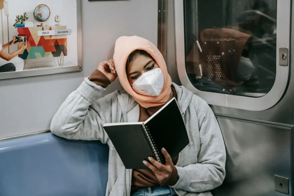 Membaca buku di dalam kereta saat perjalanan yang aman