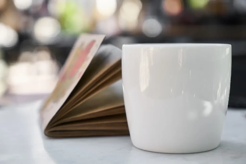 Buku dan jurnal terbuka di meja kafe untuk mencoba pola membaca