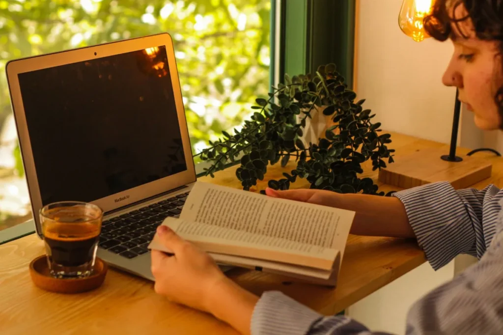 Buku dan secangkir kopi di meja untuk rutinitas membaca pagi