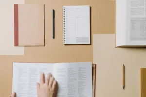 Perlukah Membuat Catatan Saat Membaca Buku? Kapan Membantu dan Kapan Mengganggu
