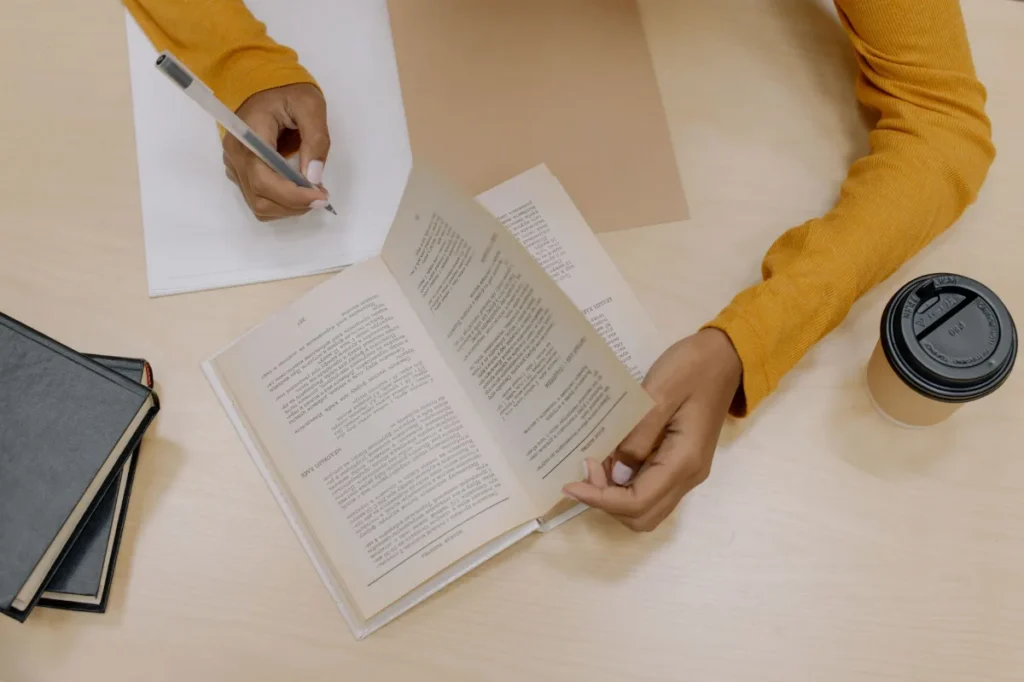 Buku dan buku catatan minimalis untuk mencatat gagasan utama