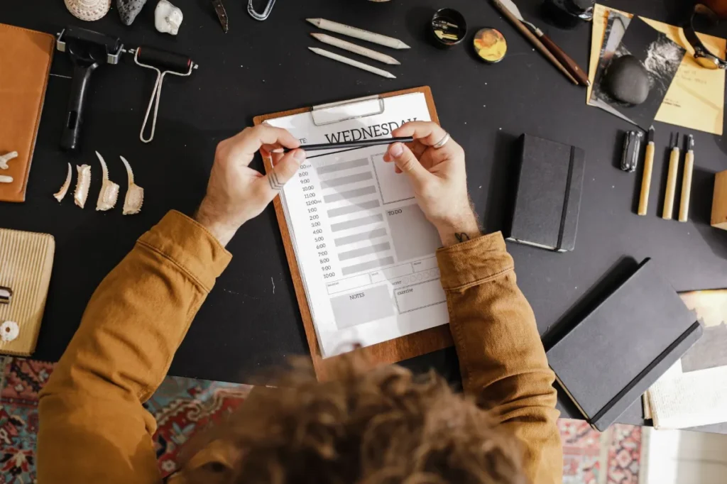 Seseorang menandai satu tindakan kecil dalam agenda mingguan